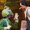 Pinocchio (Cedric von Borries) mit „Grille“ (Hannes Berg)