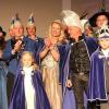 In der Werntalhalle wurde das Geheimnis gelüftet. Nicole I. und Andreas II. sind das Prinzenpaar 2017/2018 der Thüngener Carneval Abteilung. Umgeben von Elferräten und TCA-Damen feierten (von links) Ex-Prinz Johannes I, Ex-Prinzessin Lisa I., TCA-Fee Kathrin Schilling, Gesellschaftspräsident Christopher Heafey, Saliah I, Nicole I., Andreas II., Lenny I. und Zauberer Ronnie Strifsky.