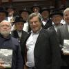 Wolfgang Jäger (links) vom Historischen Verein, Ebelsbachs Bürgermeister Walter Ziegler und Autor Dr. Reinhard Kulick (rechts) sowie die Zeiler Steinhauer freuten sich über die Buchvorstellung.