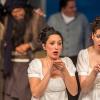 Herz, Schmerz, Weh und ach: Die Sängerinnen Elif Aytekin als Fiordiligi (li.) und Carolina Krogius als Dorabella in „Cosi fan tutte“ am Theater Meiningen.
