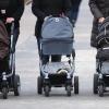 ...gibt es für junge Eltern: Bei einem monatlichen Nettoeinkommen von mehr als 1240 Euro bekommen sie ab 2011 nur noch 65 statt 67 Prozent ihres letzten Nettoverdienstes, wenn sie eine Babypause machen. Vätern und Müttern, die Arbeitslosengeld II beziehen sowie Spitzenverdienern mit einem Jahreseinkommen von über 250 000 Euro (Verheiratete: 500 000 Euro) streicht die Regierung das Elterngeld komplett. Damit nicht genug: ...