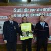 Ralph Scheller, Kommandant der Freiwilligen Feuerwehr Lengfurt (links), Michael Heun (mitte) und Fabian Wolf (rechts) mit der neuen Drohne der Freiwilligen Feuerwehr Lengfurt.