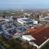 Großer Andrang: Der neue Aldi in Bad Königshofen (Bildmitte) wurde am Donnerstag eröffnet. Im Vordergrund rechts die alte Filiale, die noch in diesem Jahr abgerissen wird.