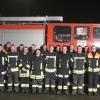 (mch)   Fleißig geübt haben die Feuerwehrmänner und -frauen der Freiwilligen Feuerwehren aus Oberelsbach, Unterelsbach und Sondernau in den vergangenen beiden Wochen. Die Mühe hat sich gelohnt: Die Leistungsprüfung „Technische Hilfeleistung“ bestanden beide Gruppen auf Anhieb im ersten Durchgang. Entsprechend stolz zeigten sich der Oberelsbacher Kommandant Sebastian May, der die Ausbildung geleitet hat, die anwesende Kreisfeuerwehrführung, die Kommandanten der einzelnen Wehren sowie der dritte Bürgermeister Dietmar Hesselbach. „Die Bevölkerung braucht bei solch einer starken Truppe keine Angst haben“, sagte Hesselbach im Auftrag des Marktes Oberelsbach. Besonders lobte er die gute Zusammenarbeit zwischen den einzelnen Ortsteilwehren in der Ausbildung, denn auch im Ernstfall müsse man zusammenarbeiten. Kreisbrandinspektor Michael Omert lobte die hervorragende Leistung der Floriansjünger und die „harmonische Abnahme“. Als Schiedsrichter bei der THL-Leistungsprüfung in Unterelsbach fungierten Kreisbrandinspektor Michael Omert, Kreisbrandmeister a.D. Josef Freund und Christoph Hergenhan. Zehn Feuerwehrleute aus Oberelsbach, vier aus Unterelsbach und vier Floriansjünger aus Sondernau haben die Leistungsprüfung mit Bravour bestanden: von der Feuerwehr Oberelsbach: Florian Kraus, Timo Budnik, Olliver Söder, Patrick Oesterreich, Jonas Voll (alle Bronze), Patrick Müller, Jennifer Heimgärtner, Tim Ortel (alle Silber), Sebastian Sitzmann (Gold) sowie André Sandmann (Gold-Rot). Mit Bravour abgelegt haben die Leistungsprüfung die Unterelsbacher Feuerwehrleute Simon Dietz, Hendrick Schiefhauer (beide Bronze), Mirko Borzyk (Gold-Blau) und Simon Hergenhan (Gold-Grün) sowie die Sondernauer Feuerwehrleute Levin Vorndran (Bronze), Marco Kistner (Silber), Marco Siepermann (Gold-Grün) und David Krenzer (Gold-Rot).