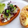 (Geröstete Süßkartoffelscheiben lassen sich süß mit Banane und Erdnussmus (r.) oder herzhaft mit Avocado, getrockneten Tomaten und Frischkäse (l.) belegen.