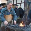 Das Handwerk hat bei der Aschacher Schlossweihnacht goldenen Boden. Da kann man sogar dem ein oder anderen über die Schulter schauen.