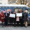 (ohr)   Die Stiftung Vita der P&P-Gruppe aus Fürth spendete 10 000 Euro für die Kinderbetreuung in Schweinfurt: 7500 Euro gingen an die evangelische Kinder-, Jugend- und Familienhilfe Haus Marienthal für neue Spielgeräte und die Finanzierung von Schulfreizeiten und Klassenfahrten; die übrigen 2500 Euro fließen in die Ausstattung der Spielbusse Max und Moritz des Stadtjugendamtes. Derzeit saniert die P&P-Gruppe in der ehemaligen Wohnsiedlung „Askren Manor“ Mehrfamilien- und Doppelhaushäuser, um sie an Eigennutzer und Kapitalanleger zu vermarkten. Aufgrund ihrer Tätigkeit in Schweinfurt wollte die Stiftung des Immobilienunternehmens laut Geschäftsführer Christoph Bauer auch Institutionen vor Ort unterstützen. Normalerweise engagiere sie sich für Projekte in Erlangen, Nürnberg und Fürth. Die Stadt vermittelte zwischen Stiftung und Spendenempfängern. Im Bild (von links) stellvertretende Bürgermeisterin Sorya Lippert, P&P-Geschäftsführer Christoph Bauer, Thorsten Schubert (Sachgebietsleiter kommunale Jugendarbeit), Maria Albert-Wirsching (Jugendamtsleiterin), Angelika Lang und Petra Hauck (Haus Marienthal) und Sozialreferent Jürgen Montag.