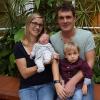 (rtr) Lotte ist das zweite Kind von Tanja (34) und Clemens Mauer (32) aus Mellrichstadt. Das Mädchen erblickte am Mittwoch, 18. Oktober, um 7.05 Uhr in der Rhön-Kreisklinik Bad Neustadt mit einem Gewicht von 3 810 Gramm und einer Größe von 52 Zentimeter das Licht der Welt. Die Eltern wussten, dass Moritz (3) eine Schwester bekommen wird, hatten es jedoch niemandem verraten. Bei der Geburt war Clemens an der Seite seiner Frau Tanja im Kreißsaal dabei, so dass die Eltern ihr zweites Elternglück von Anfang an gemeinsam erleben konnten.