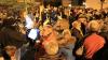 Ein „Adventsfenster“ am Dorfplatz „An der Weeth“ zur Einstimmung auf die Leinacher Waldweihnacht bildete gleichzeitig den Auftakt zur Benefizaktion „Hilfe im Kampf gegen Krebs“.