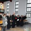 Im renovierten und neu beleuchteten Kirchenraum der Gustav-Adolf-Kirche wurde deren Wiedereinweihung gefeiert. Vorne von links: Bürgermeisterin Sorya Lippert, Pfarrer i.R. Dieter Schorn, Dekan Oliver Bruckmann und die Pfarrer Eva Loos und Euclésio Rambo.