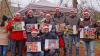 Auf dem Weihnachtsmarkt „Sternenzauber“ in Fährbrück waren die Feuerwehrmänner dick eingehüllt und hatten rote Zipfelmützen auf. Im Jahreskalender 2018 zeigen sie sich „brandheiß“ mit nacktem Oberkörper und als „starke Typen“.