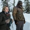 Nach einem Flugzeugabsturz unterwegs im Schnee Kate Winslet und Idris Elba in „Zwischen zwei Leben“.
