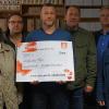 (ee)   Jens Öser von der IG Metall Geschäftsstelle Schweinfurt hat Irmtraut Neubert und Ute Ulbrich von der Tafel einen symbolischen Scheck über 515 Euro überreicht. Die IG Metall hatte in diesem Jahr wieder eine der größten Beschäftigungsumfragen gestartet, an der 680 000 Menschen in ganz Deutschland teilnahmen. Für jeden ausgefüllten Flyer gab es einen Euro als Bonus. Auch die Mitarbeiter der Firmen Bosch Rexroth (Augsfeld), Schaeffler (Eltmann), Elso (Hofheim) und Fränkische Rohrwerke (Königsberg) nahmen an der Befragung teil. Im Namen der Tafel sprach Ute Ulbrich ihren Dank aus und betonte, dass die Spende in einen Fonds eingehe, der extra geschaffen wurde um bedürftige Kinder zu unterstützen. Das liege besonders ihr am Herzen. Im Bild (von links): Ute Ulbrich (Tafel), Florian Gräf (Schaeffler), Markus Willinger (Fränkische Rohrwerke), Ingo Pflugmacher (Bosch Rexroth), Jens Öser (IG Metall Schweinfurt) und Irmtraut Neubert (Tafel).