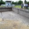 Das Regenüberlaufbecken bei Fröhstockheim wird saniert. Das alte Lagergebäude wird zudem abgerissen und ein neues mit Sanitäranlagen errichtet. Im Sommer hatte sich der Gemeinderat vor Ort von den anstehenden Arbeiten bereits ein Bild gemacht.