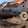 Der Brand eines Holzschuppens setzte im Februar 2016 auch die alte Schule in Altenmünster in Brand. Sie brannte komplett aus. Jetzt ist dort, wo sie einst stand, ein klaffendes Loch.