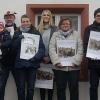 (ank)   Robert Müller stellte beim Adventsbasar den 3. Böttigheimer Kalender für 2018 – Vereinsleben in Böttigheim vor. Die Vereine steuerten Bilder bei und Michael Rieck erstellte den Kalender. Um den Preis des Kalenders gering zu halten, fanden sich Sponsoren aus Böttigheim: Restaurant Hotel Berghof, Holzbau Bernhard Grein, Verputzer- und Malergeschäft Jürgen Schäfer, Landtechnik und Metallbau Ewald Kaufmann, Salon Renate, Allianz Jürgen Weber, Sanitär- und Heizungsbau Max Seubert, Schreinerei Jänker, Massagen Marlene Menig. Auch Spitzhüttl HomeCompany Neubrunn, Edeka Kiesel, die Raiffeisenbank Höchberg und der gebürtige Böttigheimer Rainer Fürter steuerten Spenden bei. Die Kalender können für fünf Euro bei Marlene Menig, Alfred Faulhaber und im Salon Renate erworben werden.