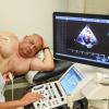 Echotechnician Jasmin Simon untersucht das Herz von Karl Freudenberger am Ultraschall Echotechnician Jasmin Simon untersucht das Herz von Karl Freudenberger am Ultraschall
