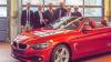 (lke)   Kürzlich übergab das Schweinfurter Autohaus Rhein der Fahrzeugakademie Schweinfurt der Handwerkskammer für Unterfranken einen neuen BMW 440i für die Nutzung zu Trainingszwecken. Das Fahrzeug unterstütze die Schulung angehender Kfz-Techniker-Meister auf dem neuesten Stand der Technik, heißt es in einer Pressemitteilung. Aktuelle Kenntnisse der modernsten Datenübertragungssysteme und systematische Fehlersuche stünden demnach auf dem Lehrplan zukünftiger Kfz-Techniker-Meister. Ab sofort könnten die Teilnehmer der Meisterkurse der Fahrzeugakademie Schweinfurt der Handwerkskammer für Unterfranken dies in der Praxis auch an dem BMW 440i Cabrio testen. Die Überlassung des BMW durch die BMW AG hatte die Schweinfurter BMW-Niederlassung Autohaus Rhein initiiert. „Das neue Fahrzeug ist eine Unterstützung für die Ausbildung unseres Meister-Nachwuchses“, sagte Walter Heußlein, Präsident der Handwerkskammer für Unterfranken, bei der Fahrzeugübergabe. Gemeinsam mit Matthias Dingfelder, Leiter der Fahrzeugakademie Schweinfurt und Kfz-Ausbilder Frank Tensi, nahm er die Schlüssel des 4er BMW entgegen.