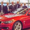 (lke)   Kürzlich übergab das Schweinfurter Autohaus Rhein der Fahrzeugakademie Schweinfurt der Handwerkskammer für Unterfranken einen neuen BMW 440i für die Nutzung zu Trainingszwecken. Das Fahrzeug unterstütze die Schulung angehender Kfz-Techniker-Meister auf dem neuesten Stand der Technik, heißt es in einer Pressemitteilung. Aktuelle Kenntnisse der modernsten Datenübertragungssysteme und systematische Fehlersuche stünden demnach auf dem Lehrplan zukünftiger Kfz-Techniker-Meister. Ab sofort könnten die Teilnehmer der Meisterkurse der Fahrzeugakademie Schweinfurt der Handwerkskammer für Unterfranken dies in der Praxis auch an dem BMW 440i Cabrio testen. Die Überlassung des BMW durch die BMW AG hatte die Schweinfurter BMW-Niederlassung Autohaus Rhein initiiert. „Das neue Fahrzeug ist eine Unterstützung für die Ausbildung unseres Meister-Nachwuchses“, sagte Walter Heußlein, Präsident der Handwerkskammer für Unterfranken, bei der Fahrzeugübergabe. Gemeinsam mit Matthias Dingfelder, Leiter der Fahrzeugakademie Schweinfurt und Kfz-Ausbilder Frank Tensi, nahm er die Schlüssel des 4er BMW entgegen.