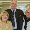 Die Herztransplantierten Elisabeth Schulz (li.) und Karl Freudenberger (r.) mit ihrem Chirurgen, Prof. Dr. Rolf-Edgar Silber (mitte). Er pflanzte ihnen einst im Uniklinikum Würzburg ein zweites Leben ein.