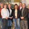 Schulamtsdirektorin Gabriele Freiberg (Vierte von links), Schulamtsdirektor Roland Hoch (Zweiter von rechts) und Schulrätin Cornelia Krodel (Dritte von links) ehrten in der Gochsheimer Schulaula die Dienstjubilare des Landkreises im Rahmen der Adventsfeier.