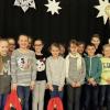 (ret)   Roter Mantel, weißer Bart, dicker Bauch. Allgegenwärtig ist der Weihnachtsmann im Dezember. Obgleich als Nikolaus bezeichnet, hat die „Comicfigur“ wenig mit dem Heiligen aus Myra zu tun. Zu den Kindern an der Grundschule Sendelbach kamen am 6. Dezember gleich beide Nikolausgestalten. Viktoria aus der Klasse 4a, Redakteurin der Schülerzeitung Hoppelpoppel, berichtet über das Ereignis: „Heute früh feierten wir in unserer Aula das Nikolausfest. Nachdem wir ein Lied gesungen hatten, kam der Nikolaus. Aber was war das? Da kam noch ein Nikolaus. Jetzt standen ein Weihnachtsmann und ein Bischof Nikolaus vor uns und stritten sich, weil sie sich nicht einigen konnten, wer der echte Nikolaus ist. Schließlich erklärten uns die beiden, wie es dazu kam, dass es einen Weihnachtsmann und einen Nikolaus gibt. Weil wir so gut zuhörten, bekam jedes Kind einen Schokoladen-Nikolaus, keinen Weihnachtsmann.“