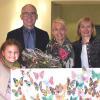Bunt, fröhlich und kurzweilig war die Amtseinführung der neuen Schulleiterin Dorothea Veth (Mitte) an der Grundschule Wasserlosen. Die Kinder hatten ein Schmetterlingsbild gebastelt, das Jule (links) und Luise (rechts) zeigen. Glückwünsche kamen von (von links) Elternbeiratsvorsitzender Nicole Gößmann, Bürgermeister Anton Gößmann, Schulrätin Cornelia Krodel und Personalratsvorsitzendem Walter Schäffer.