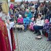 (ret)   Am Nachmittag des Nikolaustages hatte die Kindertagesstätte zum Adventsfenster mit Nikolausbesuch auf den Vorplatz des Mehrgenerationenhauses in Binsfeld eingeladen. Die großen Sternschnuppen führten ein Schattenspiel mit selbst gestalteten Stabfiguren vom heiligen Nikolaus und Avarizzo, dem Mann mit dem steinernen Herzen, vor. Die Kinder sangen froh den Wunsch, den alle Menschen haben: „Ein gutes Herz das schenk' uns heute.“ Nun wurde das große Adventsfenster erleuchtet, auf dem ein riesiges Herz zu sehen ist und alle an die Geschichte von Avarizzo erinnern soll. Die Kinder trugen zu Wünschen für die Familien, aber auch für alle Menschen auf der Welt, symbolisch Lichter zum Adventsfenster, die musikalisch von der Kita-Band umrahmt wurden. Bischof Nikolaus kam zu den Kindern und hatte für alle ein gutes Wort. Natürlich hatte er auch für alle Kinder ein Geschenke mitgebracht. Doch auch die Senioren wurden nicht vergessen und wurden vom Nikolaus beschenkt. Mit dem Lieblingslied „Lichterkinder“ zeigten die Kinder dem Nikolaus noch einmal, was in ihnen für musikalische Talente stecken. Zum Abschluss bekam jede Familie ein rotes Filzherz mit auf den Weg, das sie in der Adventszeit an das gute Herz in jedem von uns erinnern soll. Mit Kinderpunsch, Glühwein und Gebäck, den der Elternbeirat vorbereitet hatte, klang der Nachmittag stimmungsvoll aus.