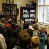 Die Kooperation zwischen der Julius-Kardinal-Döpfner-Schule und dem Theater Schloss Maßbach in diesem Schuljahr ist angelaufen und wird genutzt. Kürzlich waren die Schülerinnen und Schüler wie hier eine dritte Klasse zu Besuch im Theater und hatten neben einer Führung auch einen Probenbesuch bei „Bambi“.