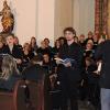 Sie gestalteten als Solisten Bachs Weihnachtsoratorium in St. Elisabeth mit: (vorne, stehend, von links): die Lohrerin Friederike Riedmann (Sopran) und Jakob Mack (Bass).