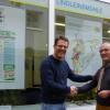 Der Sprecher von „Lindleinsmühle lebenswert“ Berthold Gehret (rechts) übergibt an den Quartiersmanager Claus Köhler von der Stadt Würzburg.