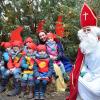 (wde)   Das Besondere am Lohrer Weihnachtsmarkt sei „die überaus schöne, heimelige, fast schon familiäre Atmosphäre“, sagte Bürgermeister Mario Paul bei der Eröffnung am Freitagnachmittag auf dem dicht mit Menschen gefüllten Marktplatz. Sowohl Paul als auch Werbegemeinschaftsvorsitzende Angelika Winkler dankten allen am Weihnachtsmarkt Beteiligten. Besonders für die Kinder war es wieder eine schöne Sache, den Nikolaus vereint mit Schneewittchen und den sieben Zwergen zwischen den hell erleuchteten Buden zu sehen. Das Realschulorchester unter Leitung von Stefan Demling, das seit vielen Jahren die Weihnachtsmarkteröffnung musikalisch umrahmt, wurde diesmal unterstützt von Winkler und den sieben Zwergen, die das Lied „O Tannenbaum“ sangen. Schneewittchen hingegen übernahm den literarischen Part und trug ein Schneewittchengedicht vor. Bereichert wurde der Weihnachtsmarkt mit seinen schön dekorierten Buden rund ums alte Rathaus am Eröffnungstag auch heuer wieder vom „Kleinen Weihnachtszauber“ in der Färber- und Stadtmühlgasse, für den die dortigen Geschäftsleute gesorgt hatten. Im übrigen waren die Geschäfte in der Lohrer Innenstadt am Freitag im Rahmen des „Weihnachtsshoppings“ länger als üblich geöffnet, nämlich bis 21 Uhr - genauso wie der Bayersturm. Der Lohrer Weihnachtsmarkt dauert bis 17. Dezember und ist täglich von 11 bis 19 Uhr geöffnet.
