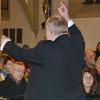 Schulleiter Ernst Oestreicher in seinem Element: Beim Lied „Hört der Engel helle Stimmen“ dirigierte er nicht nur Chor und Orchester, sondern auch die Konzertbesucher in der Stadtpfarrkirche.