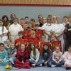 Mit dem Projekt „Leben im antiken Rom“ wurde das Alltagsleben der Römer mit verschiedenen Themenbereichen den Viertklässlern der Grundschule Haßfurt/Nassachtal nähergebracht. Mit den Gymnasiasten und Grundschülern freuen sich (hinten von links) Lateinlehrerin Diana Giessegi, Klassenleiterin Dorothea Walter, Rektorin Gisela Schott und Latein-Fachbetreuerin Hildegard Weiß.