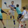 Für eine faustdicke Überraschung haben die C-Jugend-Handballer des MHV Schweinfurt gesorgt. Das Schlusslicht der Landesliga Nord hat sein Heimspiel gegen den VfL Landshut mit 22:21 (10:8) gewonnen. Schweinfurt legte stark los und führte rasch mit 3:0. Zwar kämpfte sich Landshut heran, doch erst zum 13:13 konnte der VfL erstmals ausgleichen, mit 16:15 ging der Gast zum ersten Mal in Führung. Der MHV wehrte sich aber mit aller Kraft, Lohn war beim 18:17 wiederum eine Schweinfurter Führung, zum 20:18 konnte der MHV sich mit zwei Toren absetzen, was Landshut vier Minuten vor Schluss aber wiederum auf 21:20 gedreht hatte. Die Gäste nahmen daraufhin eine Auszeit, aus der aber der MHV Profit schlug. Denn mit zwei Treffern durch Nicolas Drabek binnen 22 Sekunden riss Schweinfurt das Ruder in der vorletzten Minute noch einmal herum und brachte den hauchdünnen Vorsprung ins Ziel. Mit sieben Treffern war Drabek auch bester Schweinfurter Torschütze, Vincent Schwiederik traf fünfmal, ebenso wie Jesper Helmreich. Das Foto Nicolas Drabek (Mitte), der von Landshuts Paul Fischer bedrängt wird.