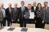 Sie sind und stehen für „Mensch inklusive“ im Landkreis Haßberge: Peter Pratsch (Projektleiter „Mensch inklusive“ im Landkreis Haßberge), Bernd Hermann (Mitglied im Vorstand der Lebenshilfe Haßberge), Landrat Wilhelm Schneider, Marx-Martin W. Deinhard (stellvertretender Hauptgeschäftsführer der IHK Würzburg-Schweinfurt), Olaf Haase (Geschäftsführer Lebenshilfe Haßberge), Martin Groove (Geschäftsführer der Lebenshilfe Schweinfurt), Isabel Schauz (Referentin Fachkräftesicherung IHK Würzburg-Schweinfurt) und Thomas Stelzer (Vorsitzender der Geschäftsführung der Agentur für Arbeit Schweinfurt).