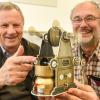 Da bewegt sich was: Klaus Hünig (links) und Horst Wagner mit ihrem selbst entwickelten Modell, das von einem Nitinol-Motor angetrieben wird. Hobbyforscher können es nachbauen.