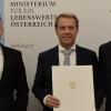 (th)   Der Stettener Gerald Schneider ist vom österreichischen Umweltministerium als erster unterfränkischer Biowärme-Installateur für seine Kompetenz im Klimaschutz ausgezeichnet worden. Bei einer umfangreichen Weiterbildung in der Biowärme-Basis hat er dort Fachwissen erworben. „Österreich ist ein echtes Biomasseland, in dem regenerative Energieerzeugung und das Handwerk einen höheren Stellenwert einnehmen als bei uns“, sagt Schneider. Er möchte die neu erworbenen Kenntnisse jetzt vor Ort nicht nur im Betrieb umsetzen, sondern die Fachkollegen motivieren, die Nutzung der regionalen Energiepotenziale auszubauen. So bietet er zum Beispiel regelmäßige Informationsabende über Biomasse an und organisiert Energiestammtische. Schneider will auch die Elektromobilität vorantreiben. Auf seinem Betriebsgelände entstehen drei Ladesäulen, die aus dem Speicher seiner Photovoltaikanlage gespeist werden. Das Bild zeigt Schneider (Mitte) sowie seine beiden Mitarbeiter Kai Zygmunt und Jakob Ackermann im Österreichischen Umweltministerium.