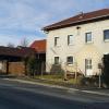 Dieses Einfamilienhaus mit Scheunen an der Würzburger Straße 33 in Estenfeld soll einer Wohnanlage mit zwei Wohnhäusern mit 23 Eigentumswohnungen weichen.