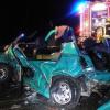 (kv)Am Donnerstagabend ereignete sich auf der A 70 kurz vor der Abfahrt Werneck ein Verkehrsunfall mit zwei verletzten Personen und fünf beteiligten Fahrzeugen. Kurz nach 21 Uhr touchierte eine 19-jährige Autofahrerin aus dem Landkreis Haßberge mit ihrem Pkw die Außenschutzplanke und schleuderte danach links gegen die Mittelschutzplanke. Sie kam mit ihrem Pkw quer zur Fahrbahn zum Stehen. Ursache für den Unfall ist nach Angaben der Autobahnpolizei Sekundenschlaf gewesen. Vier nachfolgende Pkw-Fahrer konnten nicht mehr rechtzeitig bremsen und schleuderten ineinander. Die Unfallverursacherin wurde in ihrem Pkw eingeklemmt und musste von der Feuerwehr befreit werden. Sie wurde schwer verletzt vom Rettungsdienst nach Würzburg gebracht. Ein weiterer Pkw-Fahrer verletzte sich leicht. Vier Fahrzeuge waren nicht mehr fahrbereit und wurden abgeschleppt. Die A 70 war bis kurz vor Mitternacht in Richtung Schweinfurt gesperrt. Unterstützt wurde die Verkehrspolizei durch den Rettungsdienst und den Feuerwehren aus Werneck und Bergrheinfeld. Es entstand ein Schaden von rund 30 000 Euro.