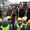 Auftakt zum Neubau der Kita Baumhofstraße: Beim Spatenstich dabei waren Bürgermeisterin Helga Schmidt-Neder, Architekt Georg Redelbach, Kita-Leiter Manuel Kern und Stefan Schäfer vom Bauunternehmen Schäfer und Geis.