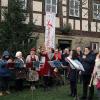 Klein aber fein ist die Waldweihnacht in Wetzhausen. Henriette Dornberger (Vierte von links) und die Dorfgemeinschaft organisierten zum sechsten Mal dieses Fest, das die stellvertretende Landrätin Christine Bender (Fünfte von links) mit der Gemeindeglocke einläutete.