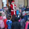 Höhepunkt für die Kinder war der Besuch des Weihnachtsmannes, der mit dem Feuerwehrauto am Schulplatz vorfuhr.