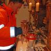 (iko)   Das „Friedenslicht aus Bethlehem“ haben André und Nele Ziegler sowie Nico Saccavino von den Pfadfindern in Würzburg in die Hausener Kirche geholt. Sie haben es während der Predigt von Augustinerpater Marcellus Jahnel im Sonntagsgottesdienst mit Laternen in die Pfarrkirche getragen und zum Friedensgruß an alle Gottesdienstbesucher verteilt. Das Friedenslicht von der Geburtsgrotte Jesu soll verdeutlichen, dass Frieden ein Geschenk ist und viele kleine Schritte ihn möglich machen. In der Hausener Kirche kann es noch bis zum Dreikönigstag vom Wolfgangsaltar aus mit heim genommen werden. Es soll zu Kindern, Familien, Senioren, kranken oder einsamen Menschen gebracht werden.