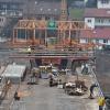 Vor fast zwei Jahren begann der Abriss der Neuen Mainbrücke in Ochsenfurt. Seitdem begleiten regelmäßige Staus den morgendlichen Berufsverkehr. Kein Wunder, dass der Baufortschritt von den Bürgern besonders kritisch beäugt wird. Vor wenigen Monaten haben endlich die Arbeiten am neuen Überbau begonnen. Vor fast zwei Jahren begann der Abriss der Neuen Mainbrücke in Ochsenfurt. Seitdem begleiten regelmäßige Staus den morgendlichen Berufsverkehr. Kein Wunder, dass der Baufortschritt von den Bürgern besonders kritisch beäugt wird. Vor wenigen Monaten haben endlich die Arbeiten am neuen Überbau begonnen.