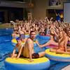 Das Geomaris verwandelte sich am Sonntagnachmittag in ein Kino mit Großbildleinwand. Runde Luftmatratzen ersetzten die Kinosessel: Zahlreiche Familien und Jugendliche nahmen das Angebot im Schwimmbad an und fanden sich im Hallenbecken des Geomaris ein, um dort vom Wasser aus einen Film zu schauen. Dieser wurde auf einer riesigen Großbildleinwand gezeigt. Auch tagsüber schon sorgte das Zephyrus-Discoteam bei den Badegästen für gute Laune: Am Nachmittag fand bereits eine Pool-Party statt, welche am Abend in das sogenannte „Aqua-Kino“ überging. Dieser Tag im Geomaris eignete sich für die Besucher ideal, um sich auf die kommenden Weihnachtstage einzustimmen.