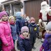 Spendabel zeigte sich der Nikolaus (alias Bernd Zweier). Er hatte seinen Rentierschlitten neben zahlreichen Autos geparkt und verteilte reichlich Geschenke an die Kinder. Sie bedienten sich dankbar aus dem geöffneten Sack.
