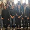 (mr)   14 Oberstufenschüler aus dem Siebold-Gymnasium hatten es sich bei einem Projektseminar zur Aufgabe gemacht, Grundschulkindern „Frühfranzösisch“ näherzubringen. Mithilfe ihrer Seminarleiterin Andrea Urbanek und erfahrenen Grundschullehrerinnen überlegten sich die Gymnasiasten, wie sie den Kindern der Jahrgangsstufen 1 mit 4 spielerisch einen Einblick in die Sprache und Kultur unseres Nachbarlandes geben könnten. Hierzu gehörte auch das Vermitteln elementarer französischer Vokabeln, die in Spielen, Liedern und Geschichten angewandt werden sollten, ebenso wie ein Einblick in französische Bräuche, Feiertage und Alltagsrituale. Außerdem nahmen die Sieboldianer Kontakte zum Deutsch-französischen Institut in Erlangen und zum Partnerschaftsreferat des Bezirksverbands Unterfranken auf, wo sie große Unterstützung erhielten.