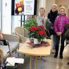 „So etwas Schönes habe ich noch nie gekriegt“, sagt Wilma Bauer und strahlt, als ihr die Schüler der Realschule Schonungen die Weihnachtspost überreichen.
