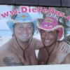 Matthias Mangiapane und Hubert Fella auf einem Plakat an der Garage vor ihrem Haus in Diebach